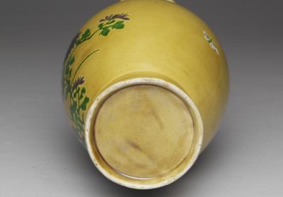 图片[2]-Vase with polychrome flowers and butterflies on a yellow ground, Qing dynasty, Kangxi reign (1662-1722)-China Archive